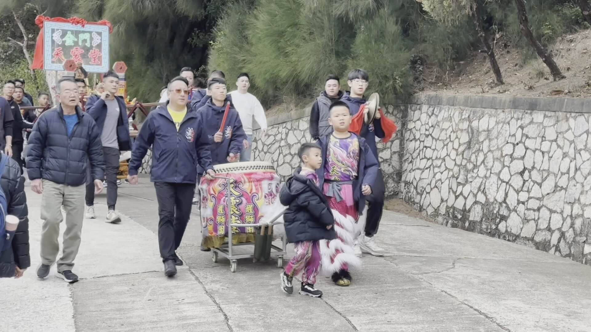 金門天震堂醒獅團依循多年傳統，每年農曆新春期間，都會登上太武山前往海印寺祈福。