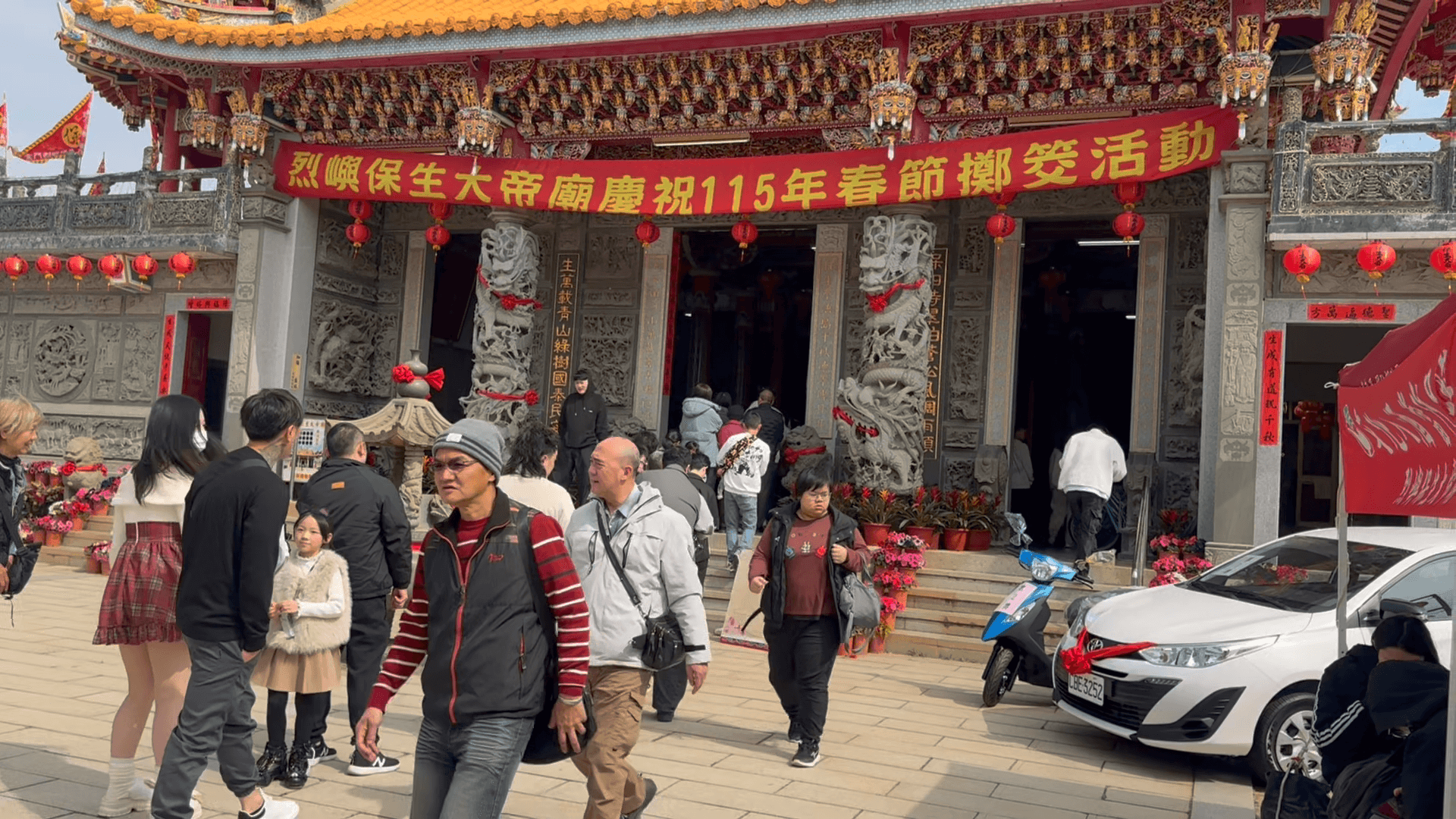 烈嶼保生大帝廟春節擲聖筊　頭獎轎車吸引鄉親共襄盛舉