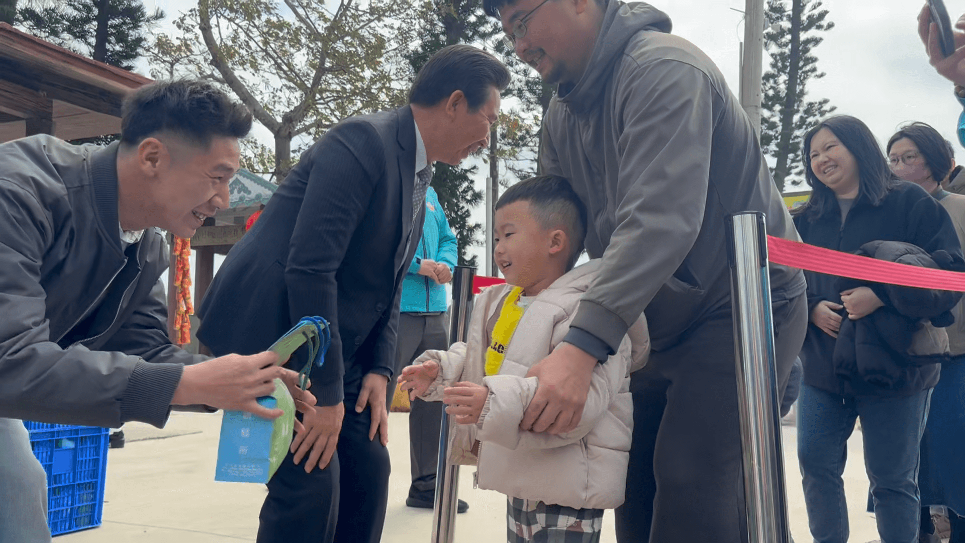 縣長春節走春送福袋　向鄉親拜年傳遞溫暖與新春祝福