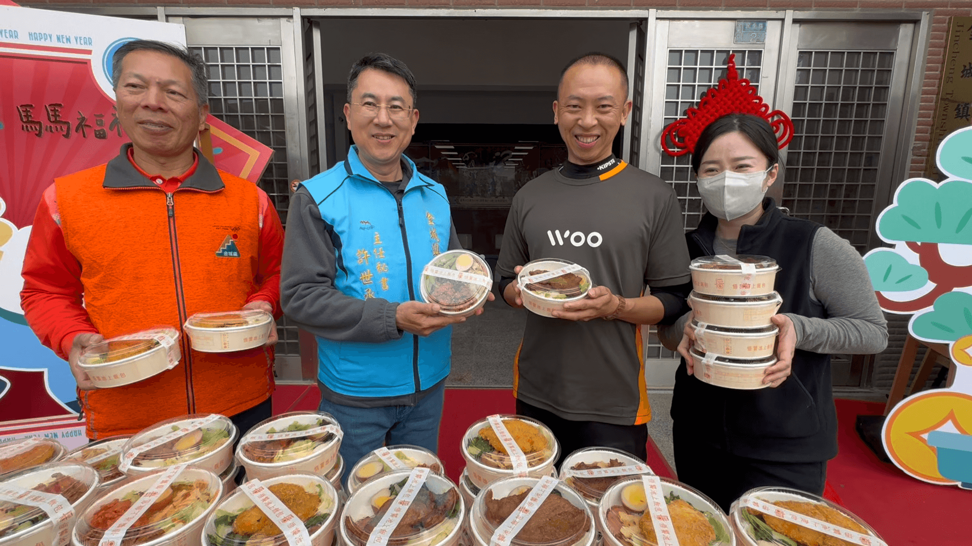 春節前夕送暖　悟饕金山店捐贈愛心便當慰問金城鎮清潔隊員