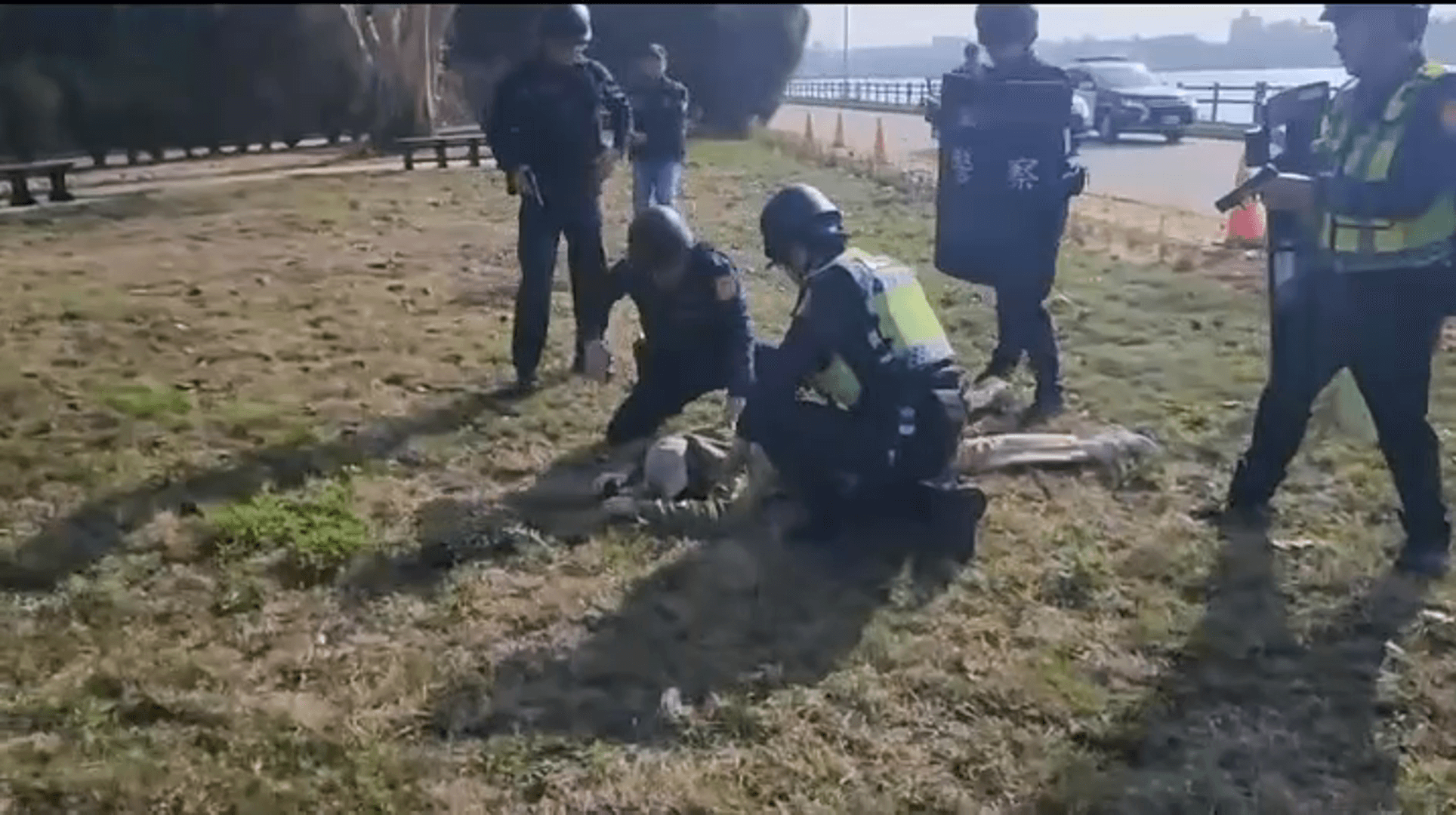 金湖警攜手金沙信合社實施防搶演練　強化年節金融安全